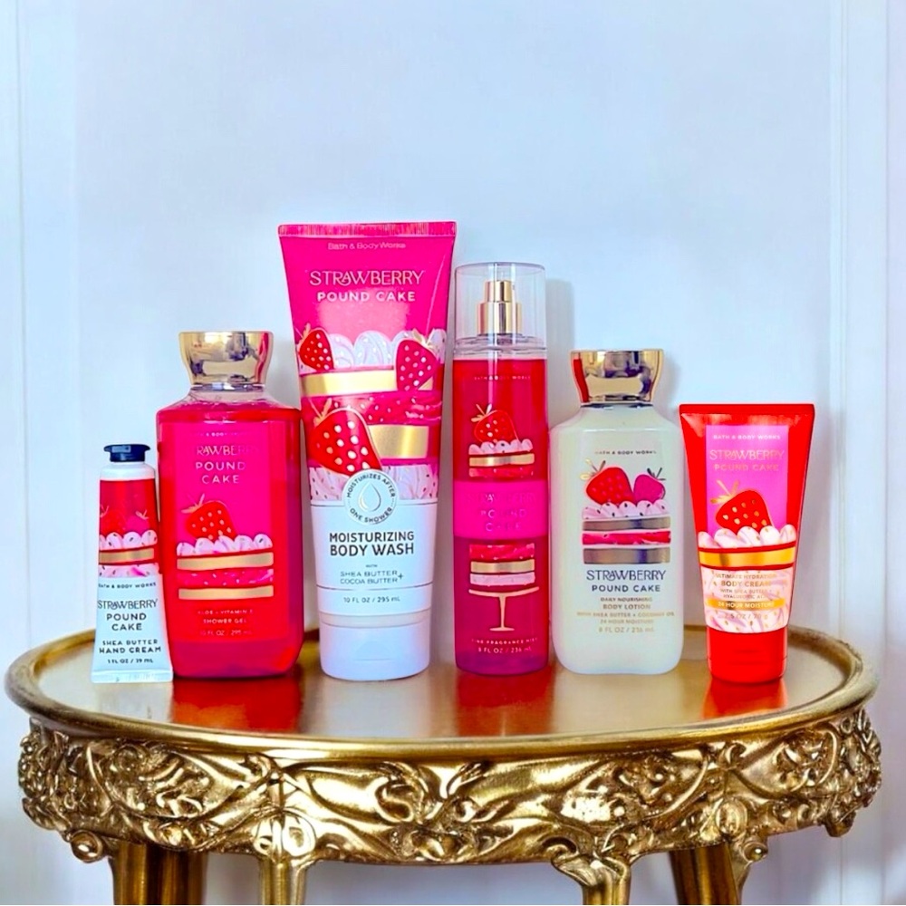 BATH AND BODY WORKS STRAWBERRY POUND CAKE 
BODY CARE SET